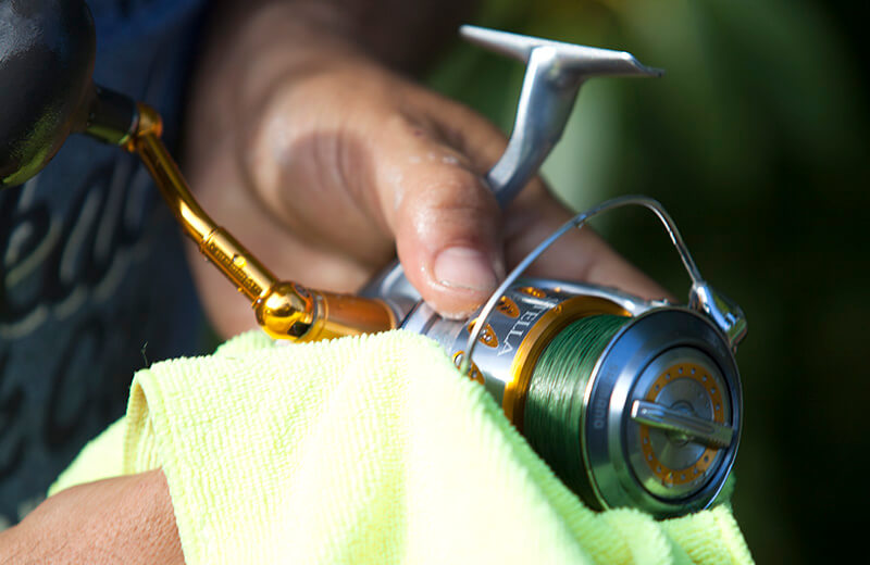 Quickly clean saltwater fishing rods with a towel